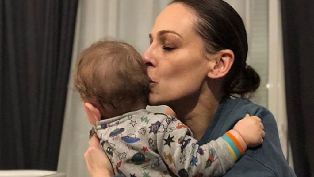 El hijo de Eva González disfruta de su primera tarde de juegos en el parque