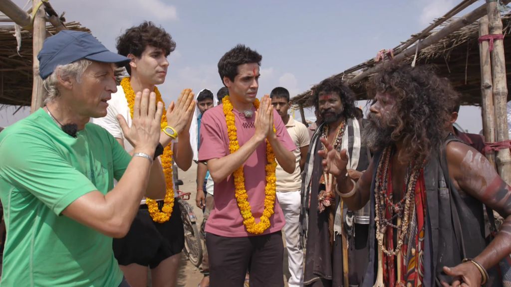 Calleja y los Javis conocen a los Aghori, necro caníbales que comen carne humana que baja del río