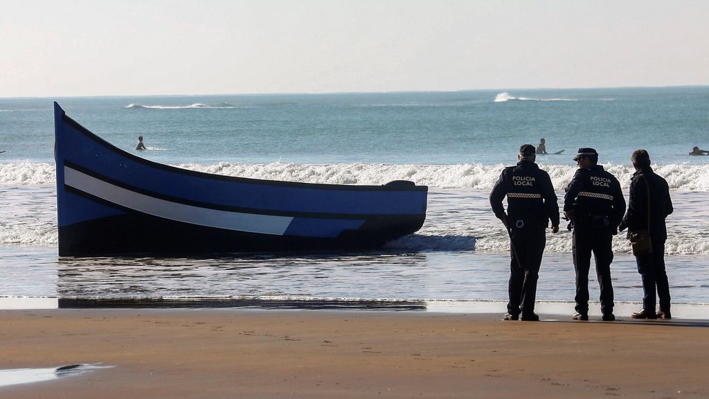 Una patera con 37 ocupantes, 26 mujeres y 11 menores, llega a las Islas Chafarinas