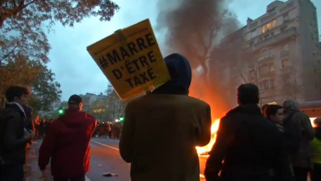 Disturbios en los barrios comerciales de París tras blindar la Policía los Campos Elíseos