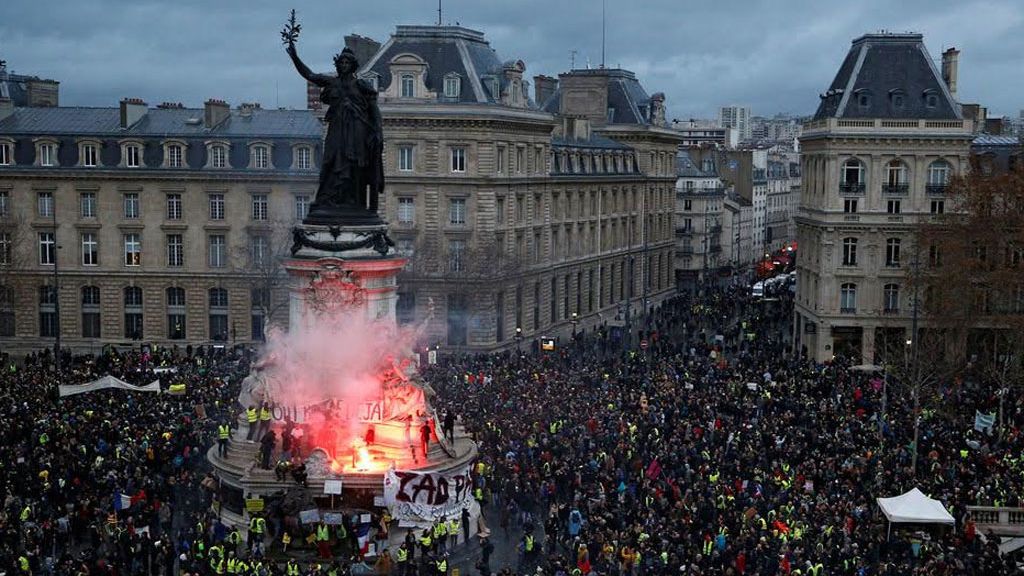 La Policía dispersa a los chalecos amarillos concentrados en la Plaza de la República de París