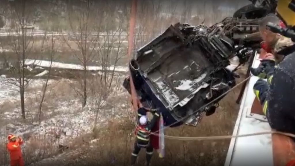 Rescatan in extremis al conductor de un camión que quedó colgando de un puente