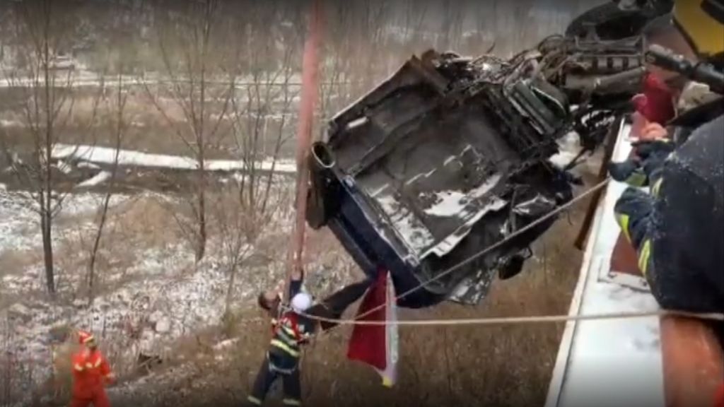 Rescatan al conductor de un camión  a punto de caerse de un puente en China