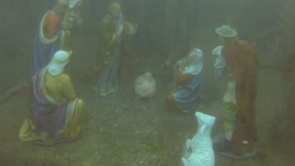 Instalan un belén subacuático en la Playa de la Malagueta de Málaga