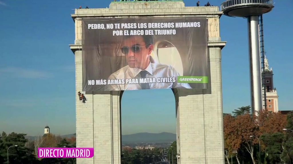 La Policía obliga a bajar a los activista de Greenpeace que han colgado una pancarta contra Pedro Sánchez