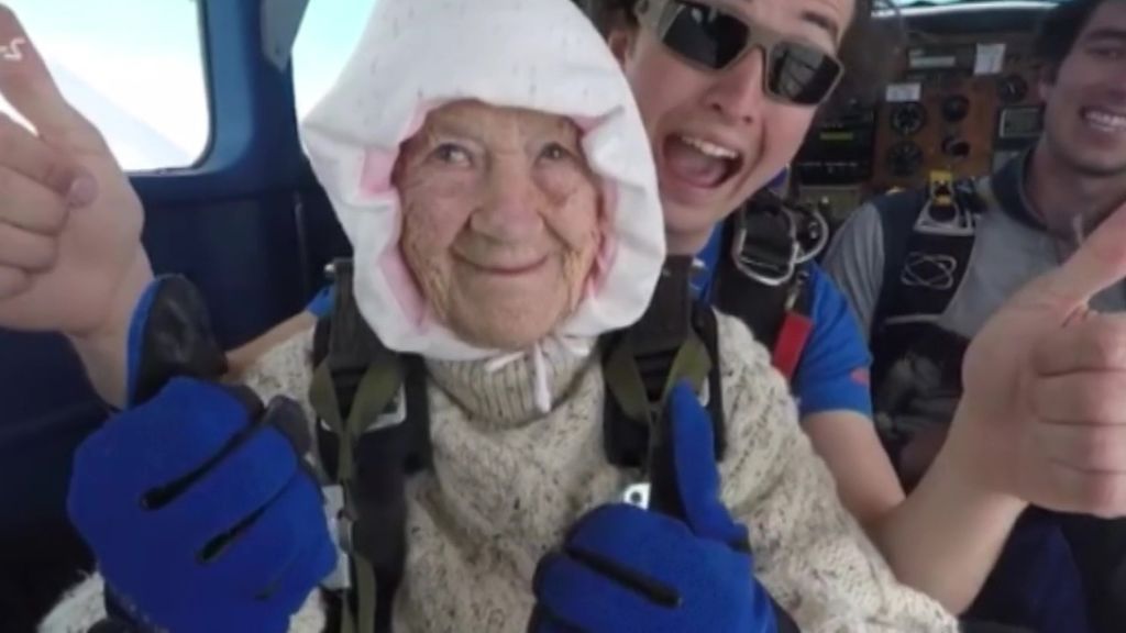 Una tatarabuela australiana bate el récord de salto en paracaídas y lo hace para ayudar
