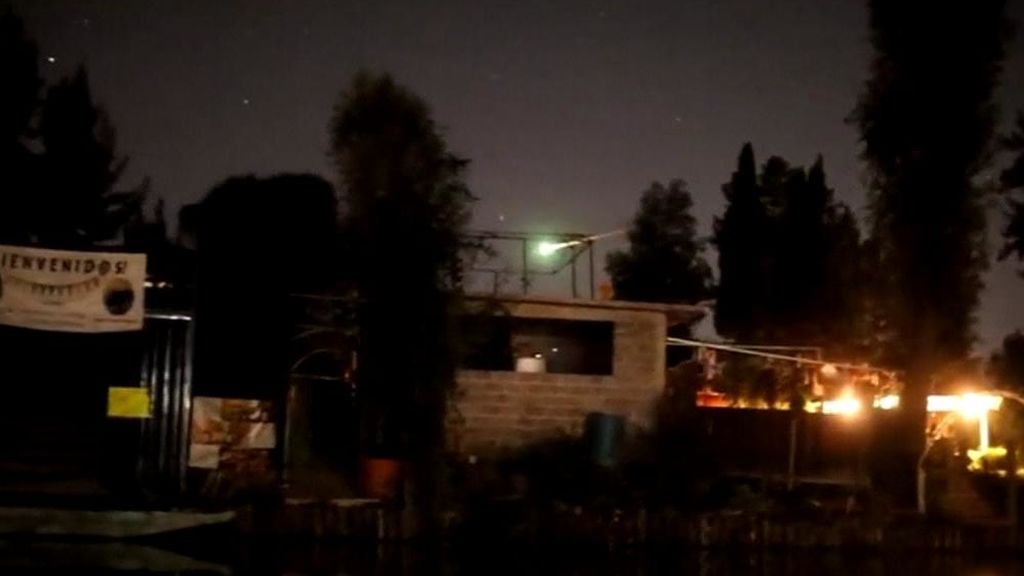 Un meteorito ilumina el cielo en un barrio de México