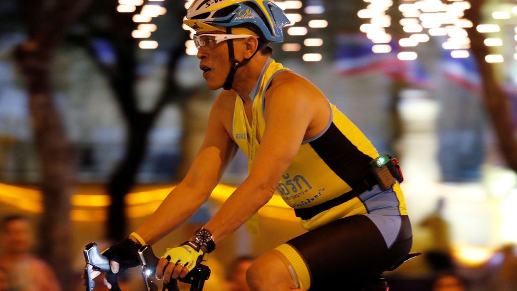 El rey de Tailandia pedalea en la carrera en Bangkok para concienciar sobre los beneficios del ejercicio físico
