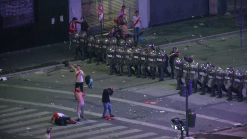 Final de la Copa Libertadores: Los aficionados del River protagonizan disturbios en Buenos Aires