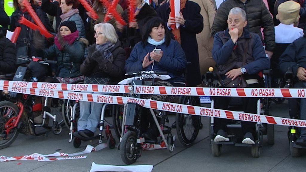 Las personas con discapacidad protestan por la invasión de patinetes en las aceras