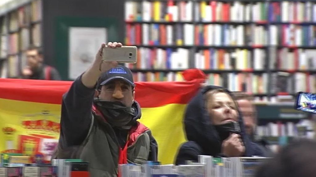 Un grupo de encapuchados boicotea la presentación del libro de Pablo Iglesias