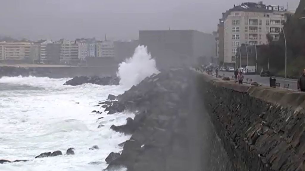 Mucho viento y olas de 7 metros: un frente dejará avisos en 12 provincias el jueves