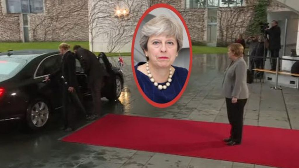 Atrapada y sin salida en el coche oficial: así ha arrancado la minigira europea de Theresa May 'a la desesperada'