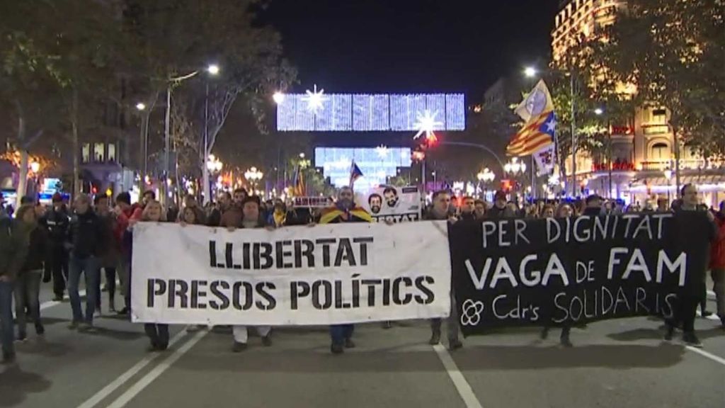 Los CDR reivindican a Puigdemont y la república catalana ante el Parlament