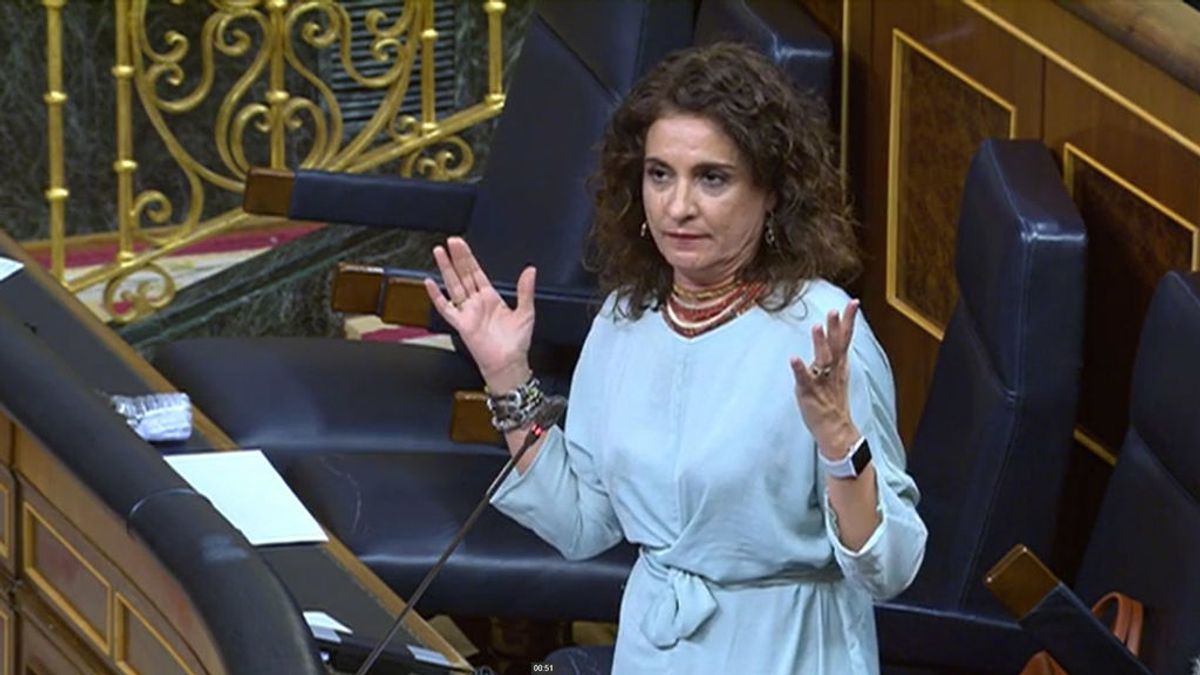 La ministra de Hacienda defiende a Rosa María Mateo ante las críticas del PP