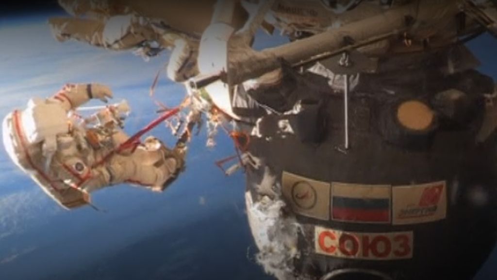 Dos astronautas reparan el misterioso agujero de la Soyuz