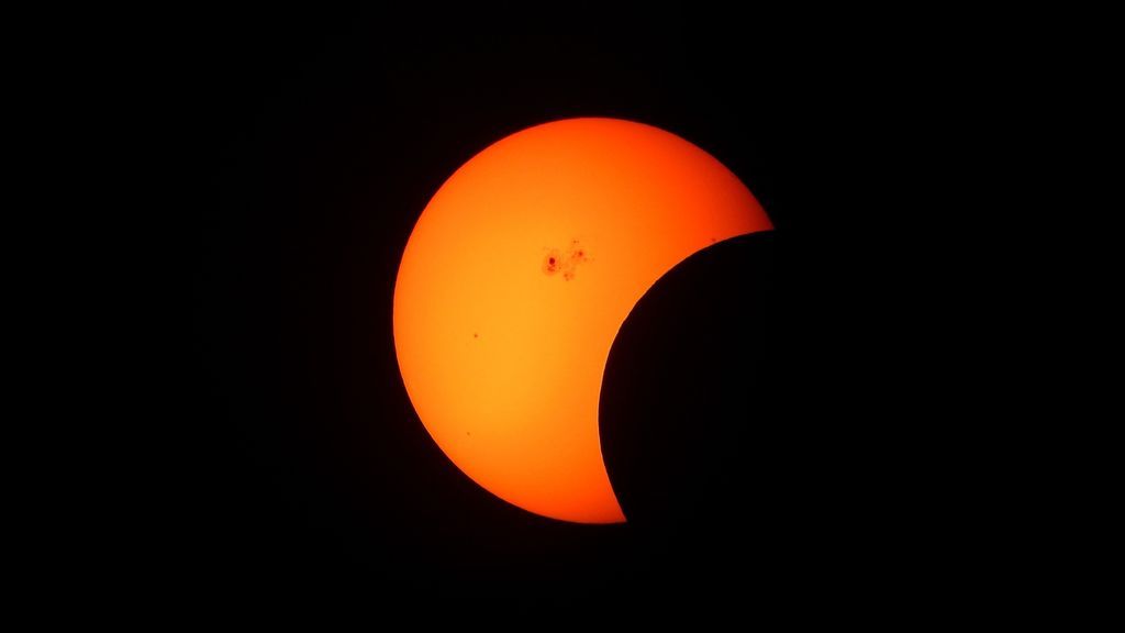 partial-solar-eclipse-1154215_1920