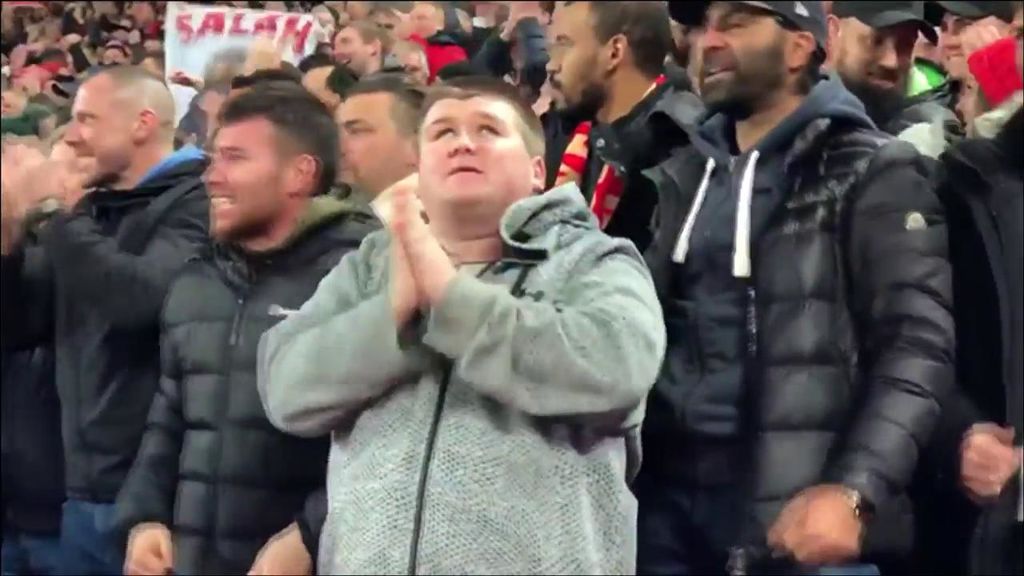El precioso gesto de un hincha con su amigo ciego narrándole el gol del Liverpool en la grada