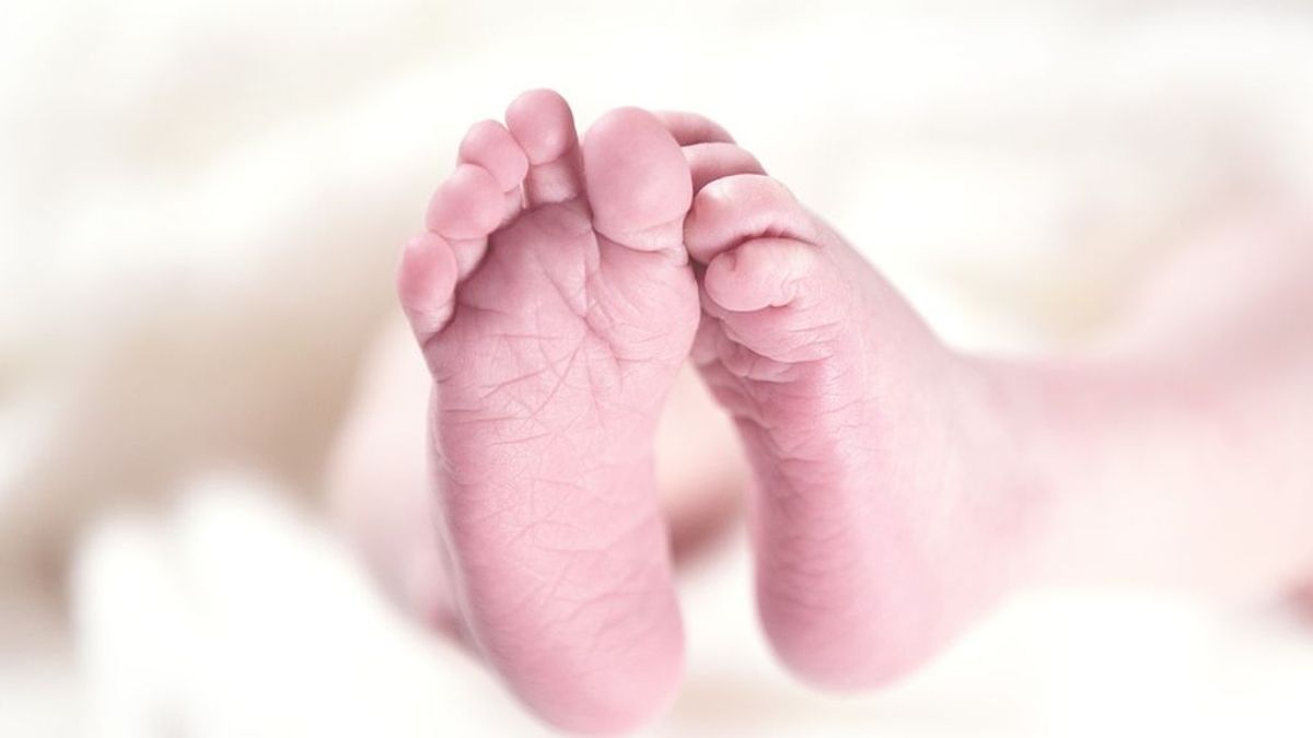 Un bebé muere 14 días después de nacer por un beso