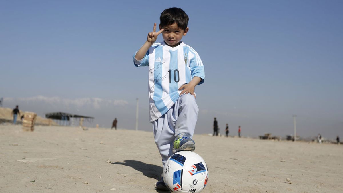 El niño afgano que conoció a Messi, amenazado de muerte por los talibanes El niño afgano que conoció a Messi, amenazado de muerte por los talibanes