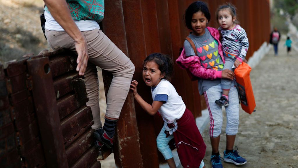 Mujeres y niños en la frontera de México con Estados Unidos saltan a la desesperada