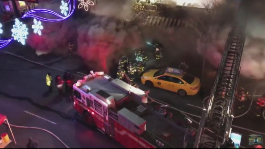 Esto es el efecto 'backdraft' o explosión de gases de humo con efecto reverso que casi mata a siete bomberos