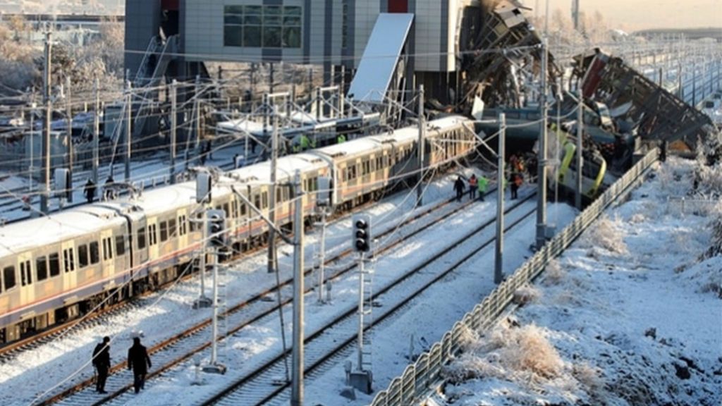 Cuatro muertos y más de 40 heridos en un accidente de tren en Turquía