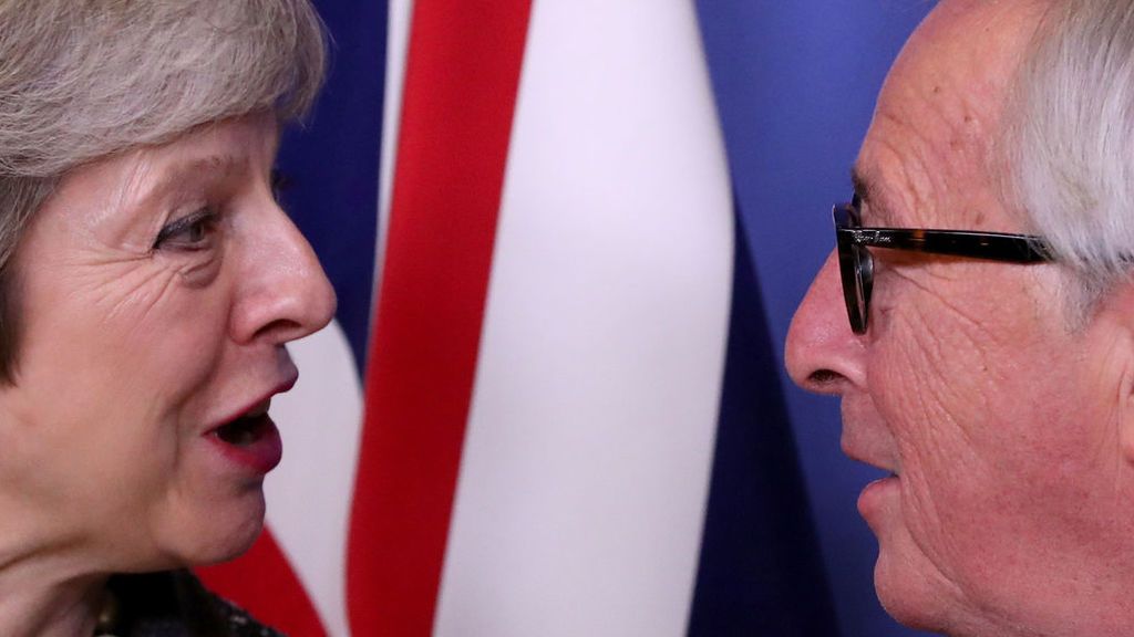 Theresa May gana la moción de confianza y se mantiene al frente de la negociación del Brexit