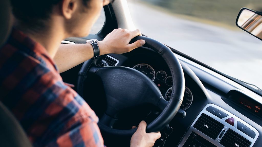 Cómo coger el volante para que no te multen Cómo coger el volante para que no te multen
