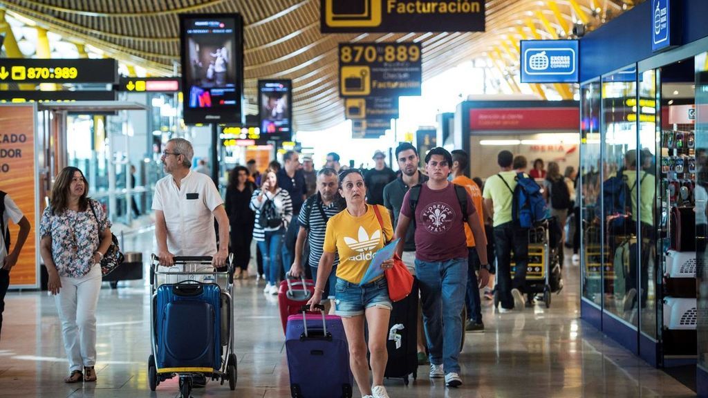 Por primera vez desde 2008 son más los españoles que regresan que los que se van
