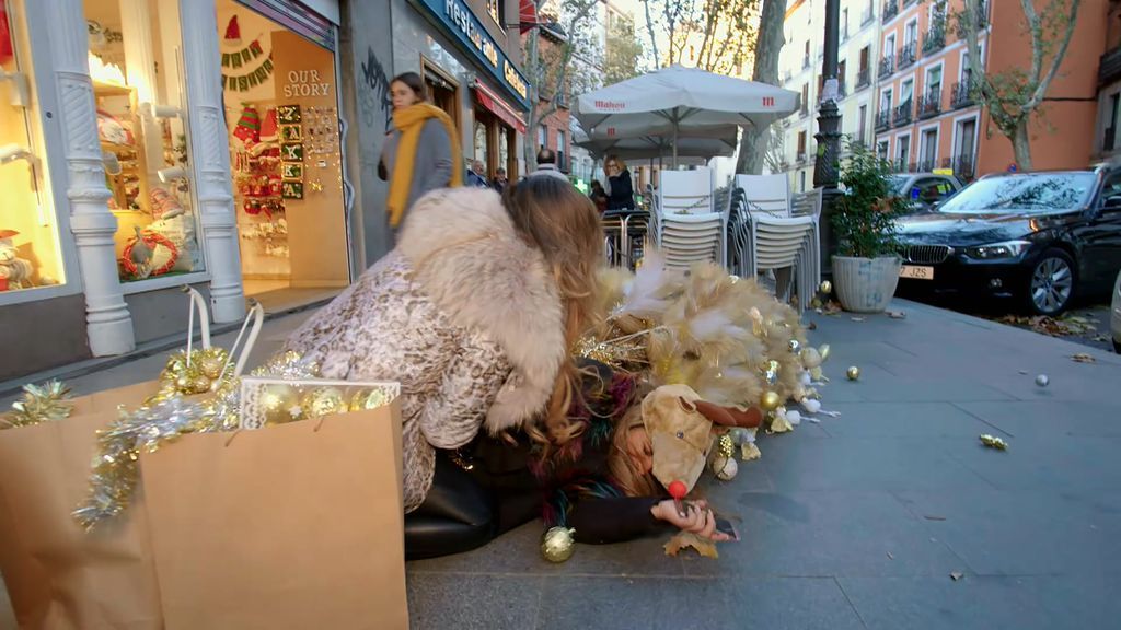 Raquel y Noemí la lían pardísima con el árbol dorado de Navidad y acaban por los suelos