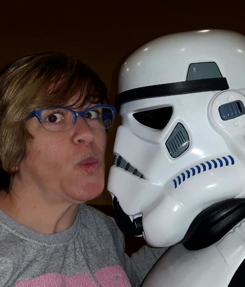 Carolina Fernández está así de a gusto con un soldado imperial