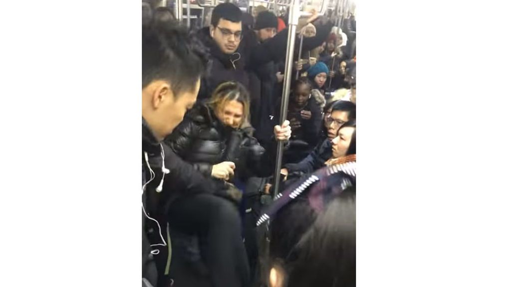 Pasajeros graban e inmovilizan a una mujer que llevó a cabo un ataque racista en el metro de Nueva York
