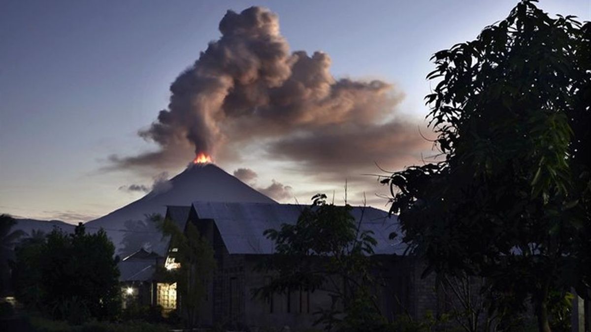 Una columna de cenizas de 3 kilómetros proveniente del volcán Soputan impregna el cielo indonesio