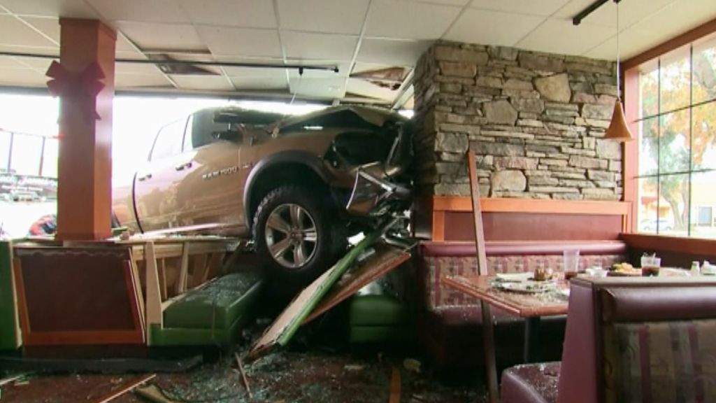 Cinco heridos tras empotrar un camión contra un restaurante en California