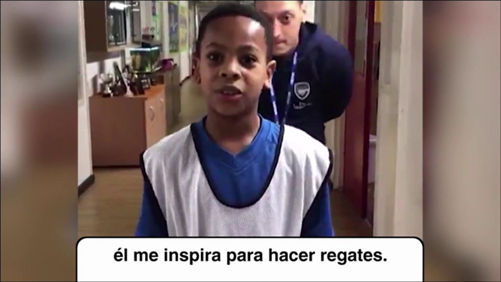 Mesut Özil sorprende a un joven fanático que se queda bloqueado tras conocer a su ídolo