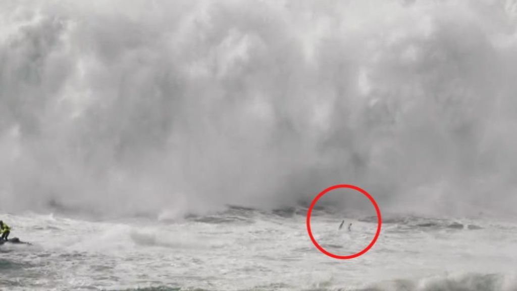 Cinco monstruosas olas engullen a un surfista en Portugal