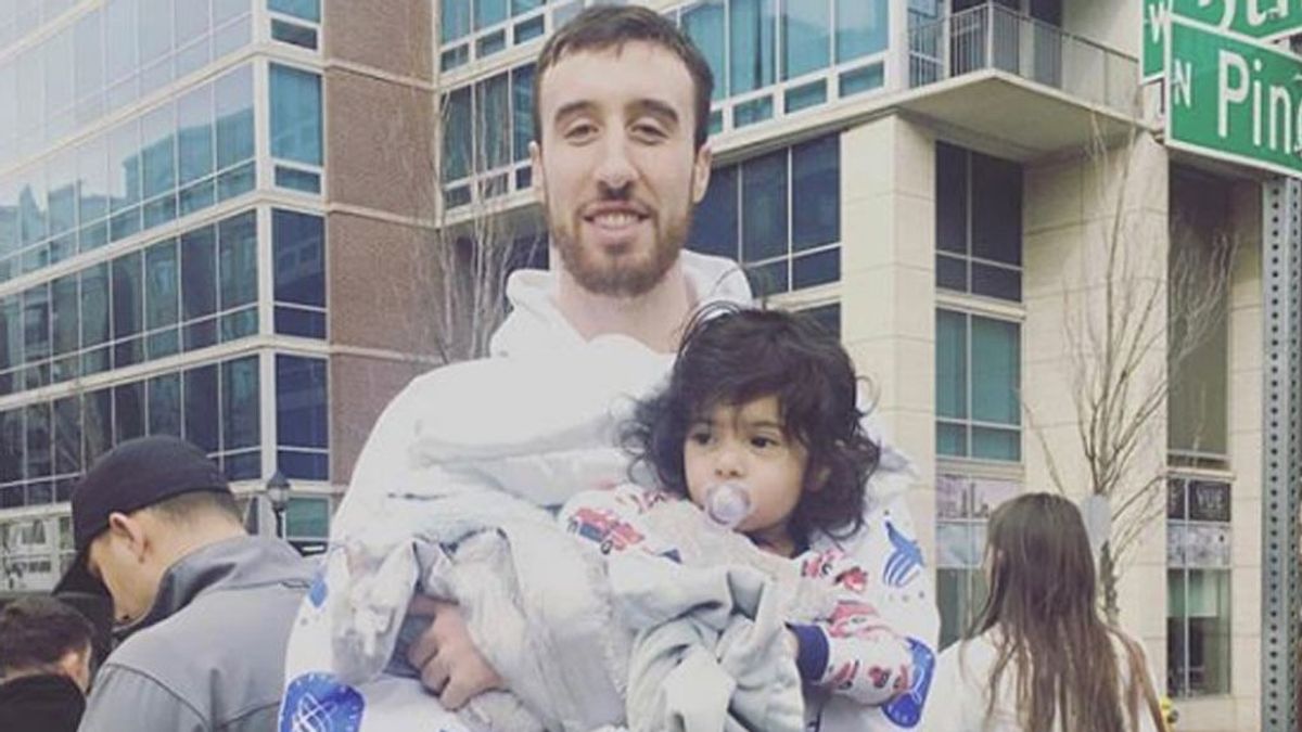 El gesto de Frank Kaminsky, jugador de la NBA: Baja 49 pisos con el bebé de una vecina tras una amenaza de bomba El gesto de Frank Kaminsky, jugador de la NBA: Baja 49 pisos con el bebé de una vecina tras una amenaza de bomba