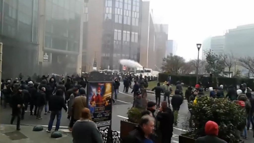 Más de 100 detenidos en Bruselas en una manifestación de la extrema derecha