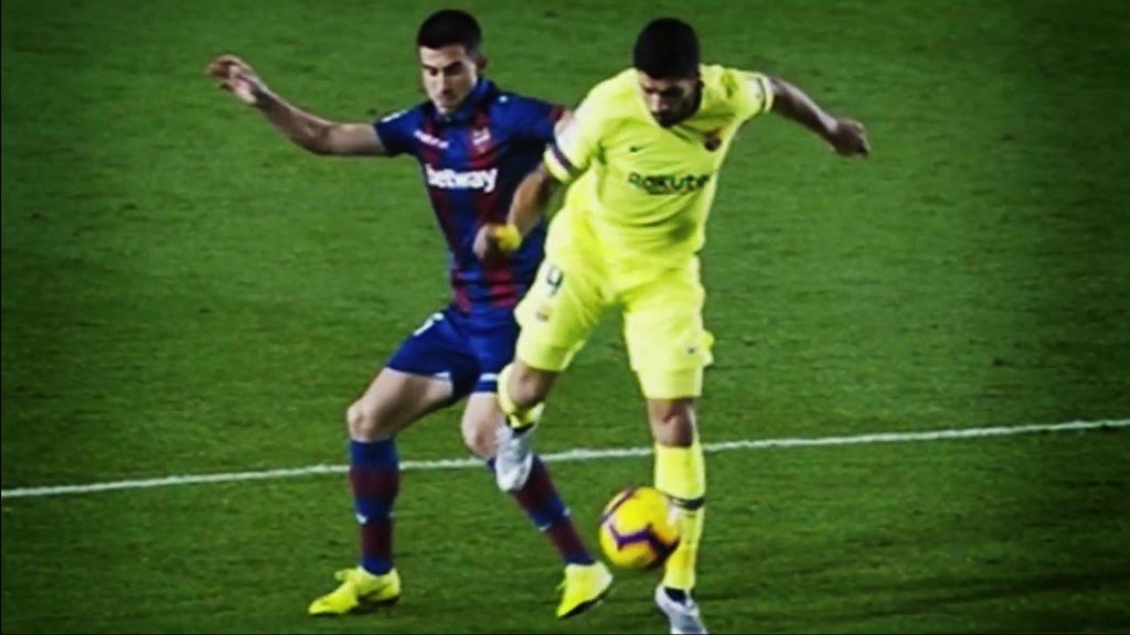 Las dos acciones de Luis Suárez en las que deja la pierna a dos jugadores del Levante