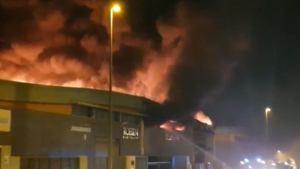 Espectacular incendio en un taller familiar de Tenerife
