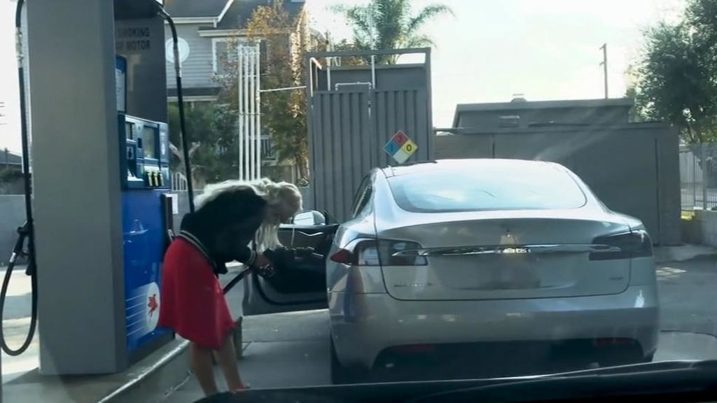 Intenta repostar gasolina… en un coche eléctrico