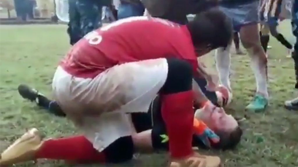 La escalofriante agresión de un futbolista a un árbitro en pleno partido en Argentina La escalofriante agresión de un futbolista a un árbitro en pleno partido en Argentina