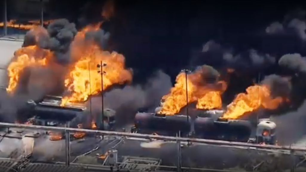 Espectacular incendio en una refinería en Río de Janerio, Brasil