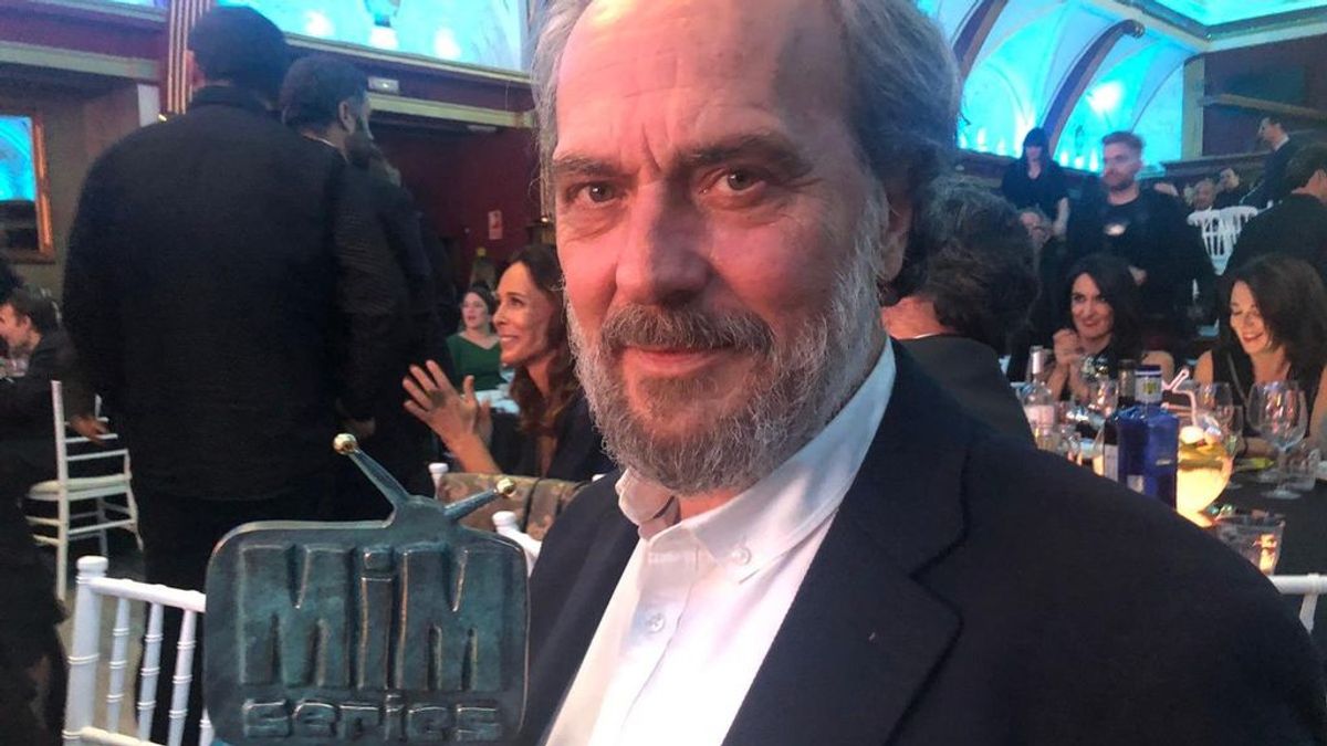 Jose Coronado, con su Premio MiM Series a Mejor Actor de Drama por 'Vivir sin permiso'.