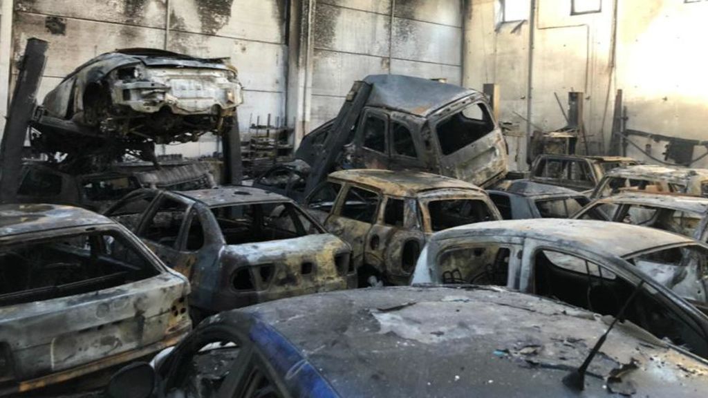 Un incendio arrasa un taller de reparación de vehículos en Tenerife