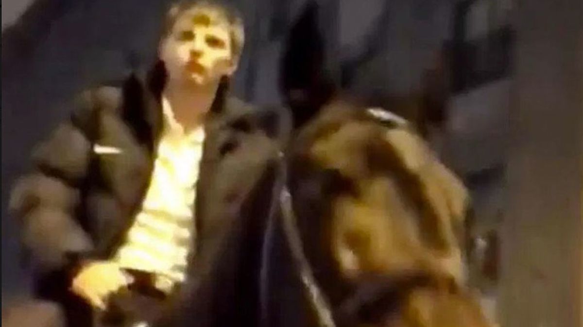 Graban a Arshavin saliendo a caballo de un club nocturno y dando explicaciones a la policía Graban a Arshavin saliendo a caballo de un club nocturno y dando explicaciones a la policía