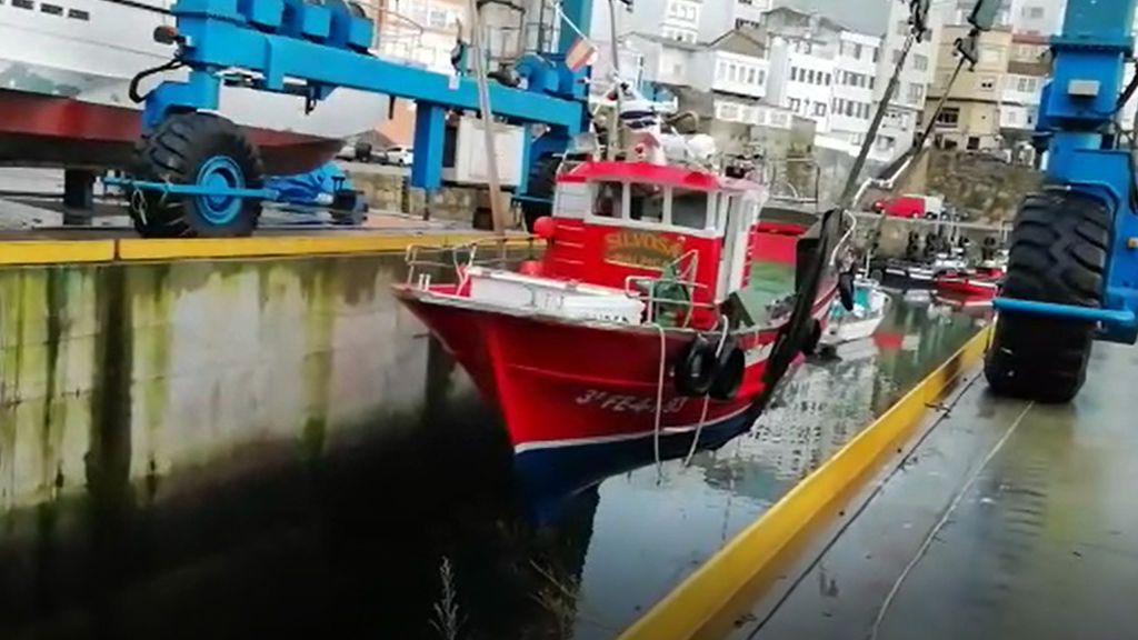 Imágenes a su llegada a puerto de la segunda embarcación que ha naufragado en Galicia en 24 horas