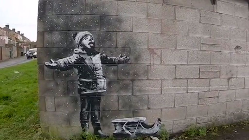 Bansky reaparece por Navidad: La especial felicitación del grafitero en un barrio de Gales