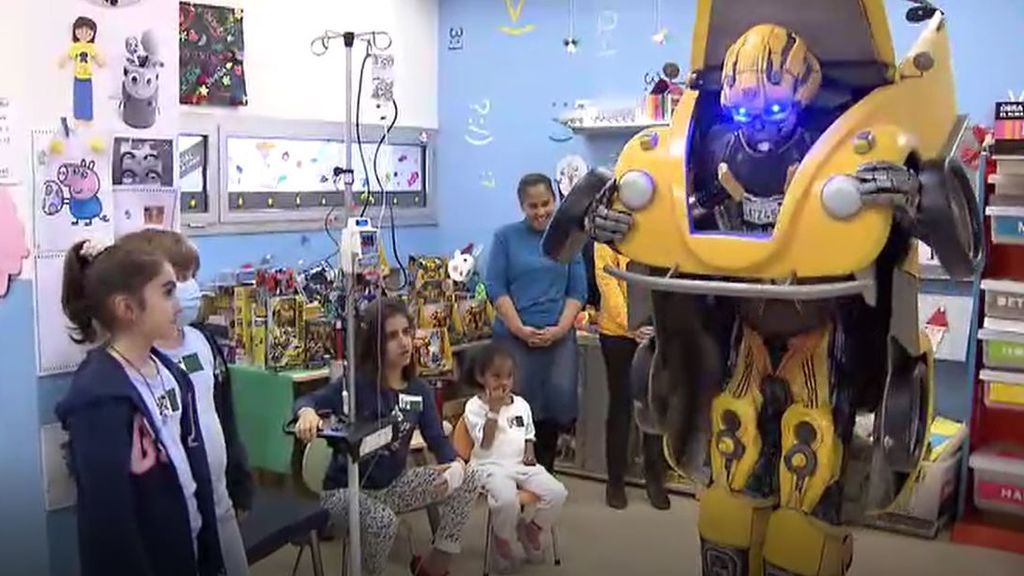 El transformer Bumblebee visita a los niños del Gregorio Marañón gracias a la solidaridad de las redes